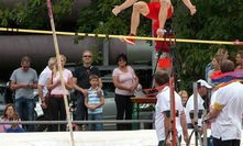 田径赛场焦点！美国队对阵俄罗斯队，年轻新星表现惊艳，未来可期